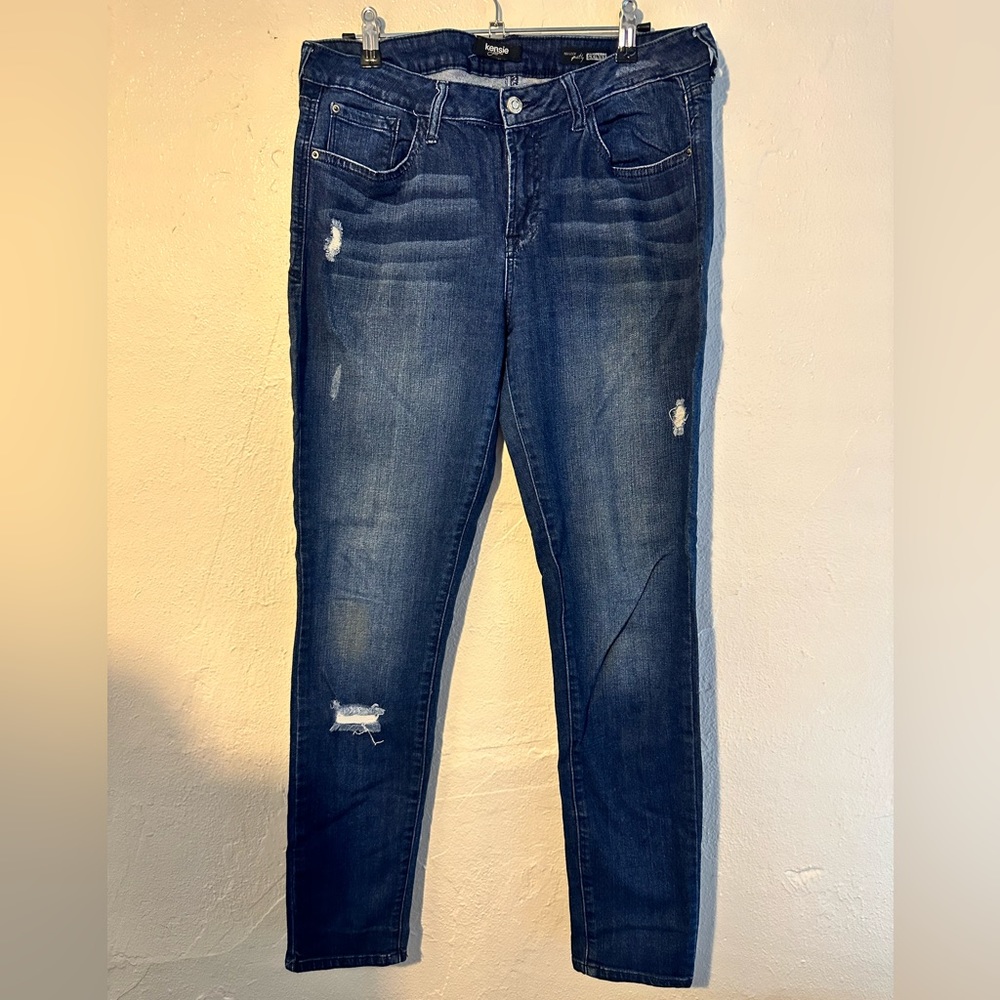 Kensie size 30 dark wash distressed skinny stretch jeans.